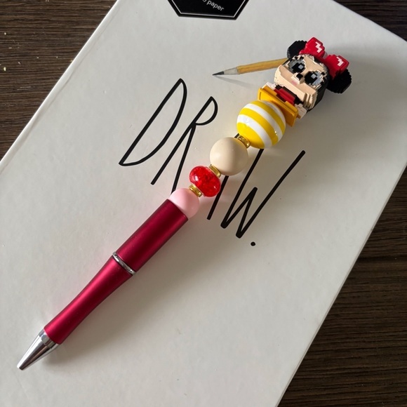 Disney Doorables: Mickey & Friends: Minnie Mouse handmade beaded pen - Picture 2 of 3